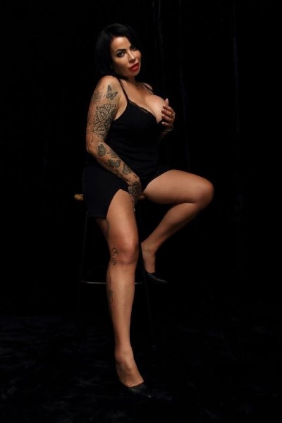 Linna Luxe Escort sensual pose in upscale Amsterdam apartment